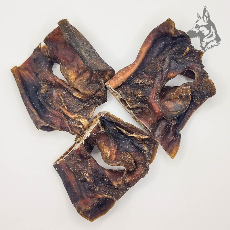 Tres trozos de morro de ternera seco, una golosina saludable y resistente que ayuda a mantener la higiene dental de tu mascota.