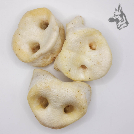 Tres piezas de morro de cerdo inflado, un premio saludable y alto en proteínas para perros de todas las edades.