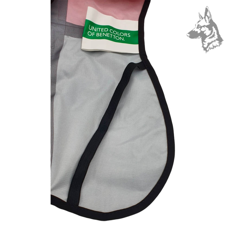 Detalle interior del chubasquero para perros Benetton con etiqueta United Colors of Benetton – Forro transpirable y costuras ref