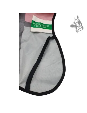 Vista superior del chubasquero para perros Benetton en color amarillo y negro – Material resistente e impermeable con ajuste de  2
