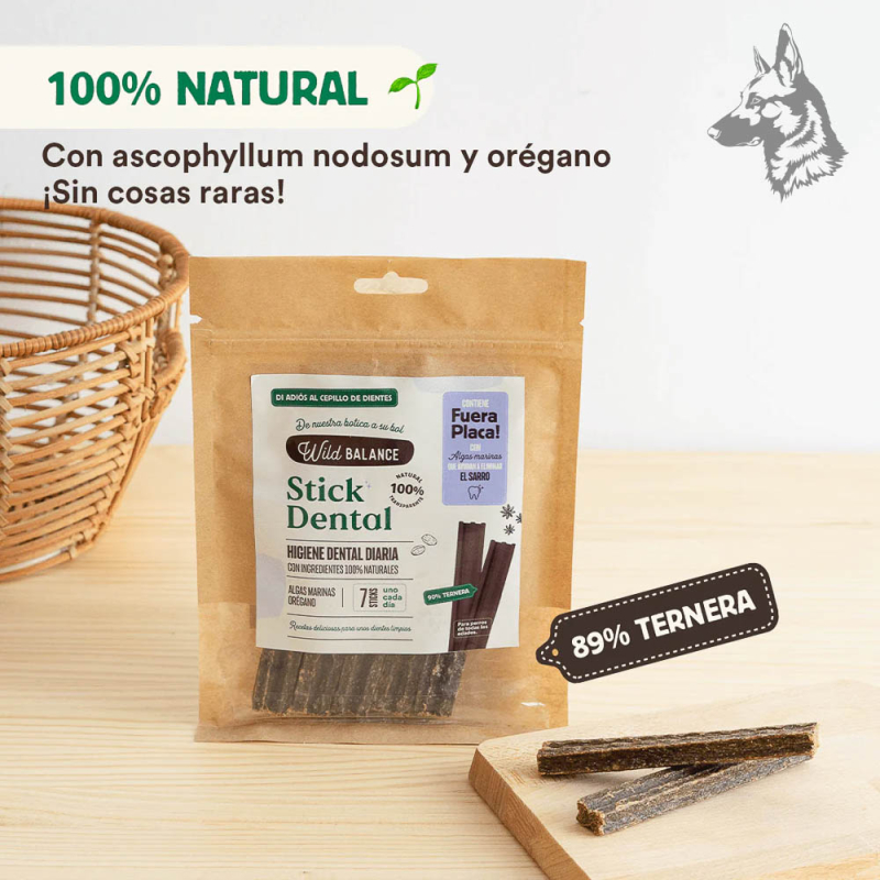 Presentación del paquete de Sticks Dentales de Ternera en una mesa con fondo natural, destacando su composición 100% natural con