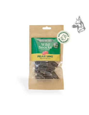 Un paquete de Wild Snacks Pelaje Sano de Venado de Wild Balance, con un diseño en tonos verdes y amarillos. El envase indica que