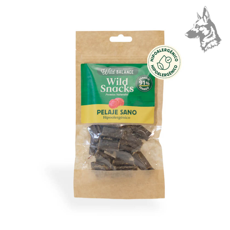 Un paquete de Wild Snacks Pelaje Sano de Venado de Wild Balance, con un diseño en tonos verdes y amarillos. El envase indica que