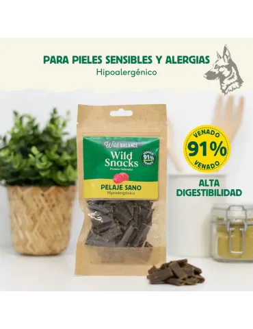 Un paquete de Wild Snacks Pelaje Sano de Venado de Wild Balance, con un diseño en tonos verdes y amarillos. El envase indica que 2