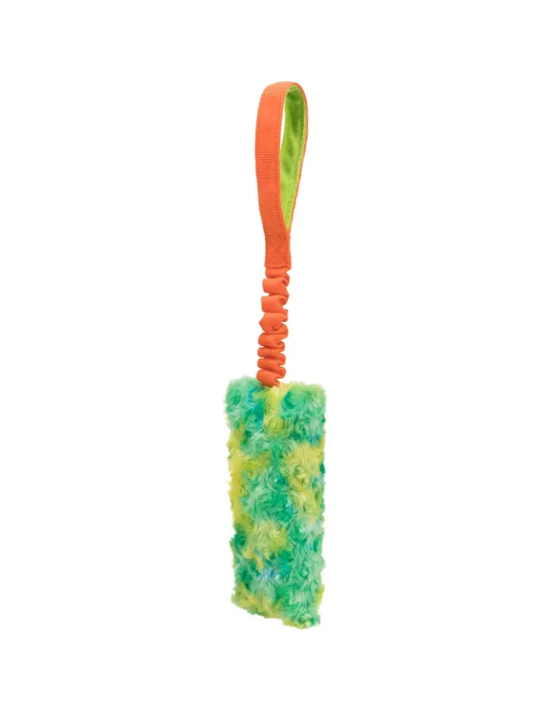 Mordedor para perros con asa naranja y cuerpo de peluche en tonos verdes y amarillos, diseño divertido y llamativo
