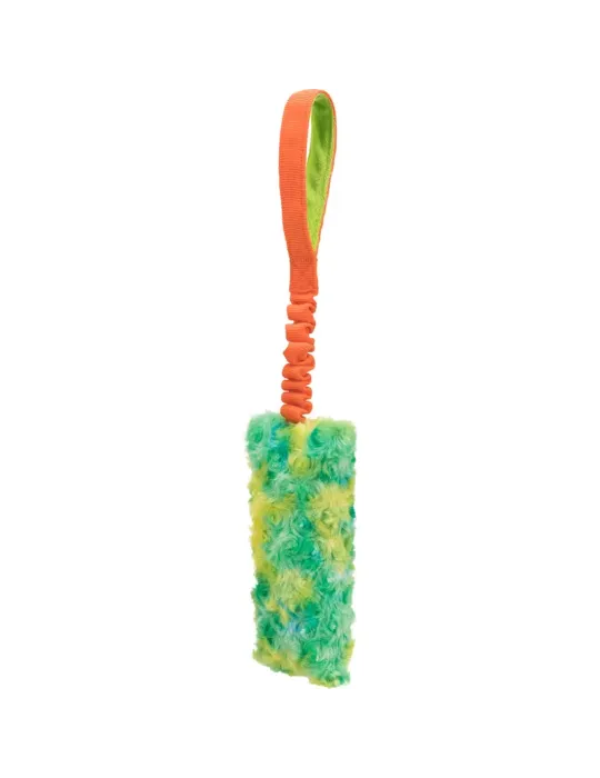 Mordedor para perros con asa naranja y cuerpo de peluche en tonos verdes y amarillos, diseño divertido y llamativo