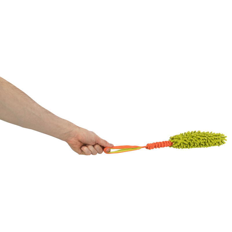 Mordedor verde para perros con asa naranja, ideal para juegos de tracción y actividades físicas