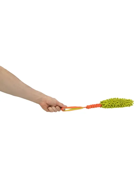 Mordedor verde para perros con asa naranja, ideal para juegos de tracción y actividades físicas