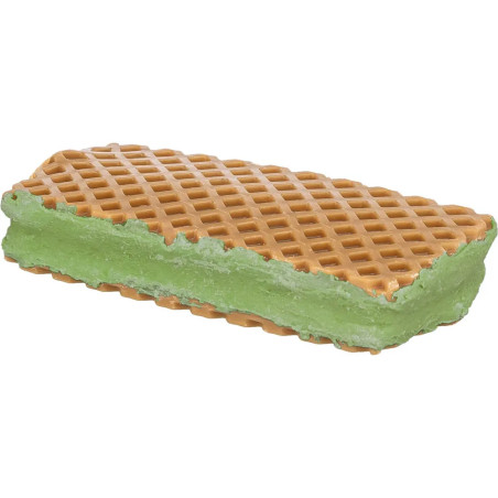 Snack en forma de sandwich helado con textura cremosa y exterior crujiente sabor pollo.