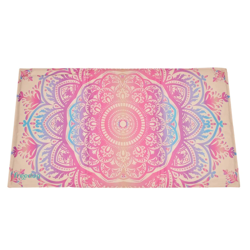 Alfombrilla refrescante para mascotas con diseño mandala rosa y morado.