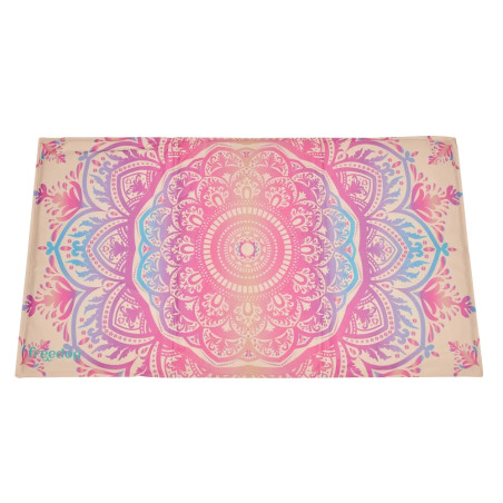 Alfombrilla refrescante para mascotas con diseño mandala rosa y morado.