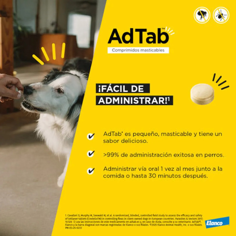 Persona dando un comprimido a un perro blanco y negro, con mensaje sobre facilidad de administración de AdTab