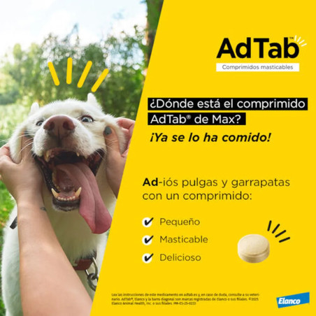 Persona sosteniendo la cabeza de un perro blanco, resaltando la fácil administración del comprimido AdTab para perros