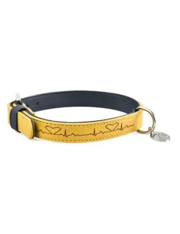 Collar modelo Twin en color mostaza con diseño de latido cardíaco y corazón, hebilla metálica y colgante.
