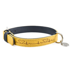 Collar modelo Twin en color mostaza con diseño de latido cardíaco y corazón, hebilla metálica y colgante.