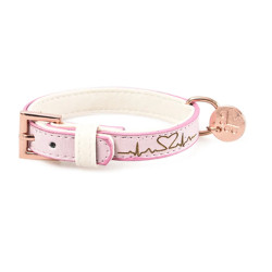 Collar de cuero rosa modelo Twin para perros y gatos, con diseño de latido y corazón grabado en dorado.
