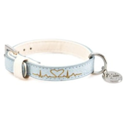 Collar Twin azul hielo para perros y gatos con diseño de corazón y latido grabado en dorado, cierre metálico y colgante.