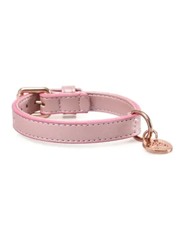 Collar para perros o gatos modelo Soirée Rosa, con acabado satinado, herrajes en oro rosa y colgante metálico decorativo.