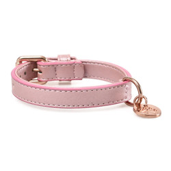 Collar para perros o gatos modelo Soirée Rosa, con acabado satinado, herrajes en oro rosa y colgante metálico decorativo.