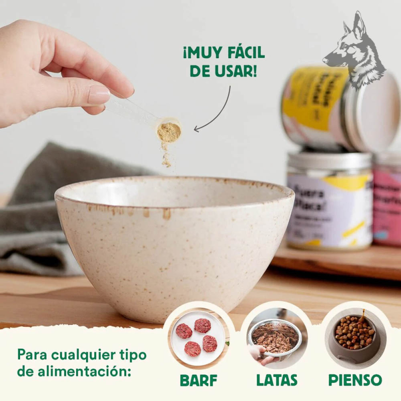 Mano agregando el suplemento "Articulaciones de Acero" en polvo a un cuenco de comida. Destaca su facilidad de uso y compatibili