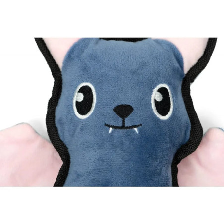 Primer plano del rostro del peluche murciélago para perros, con detalles bordados y felpa azul