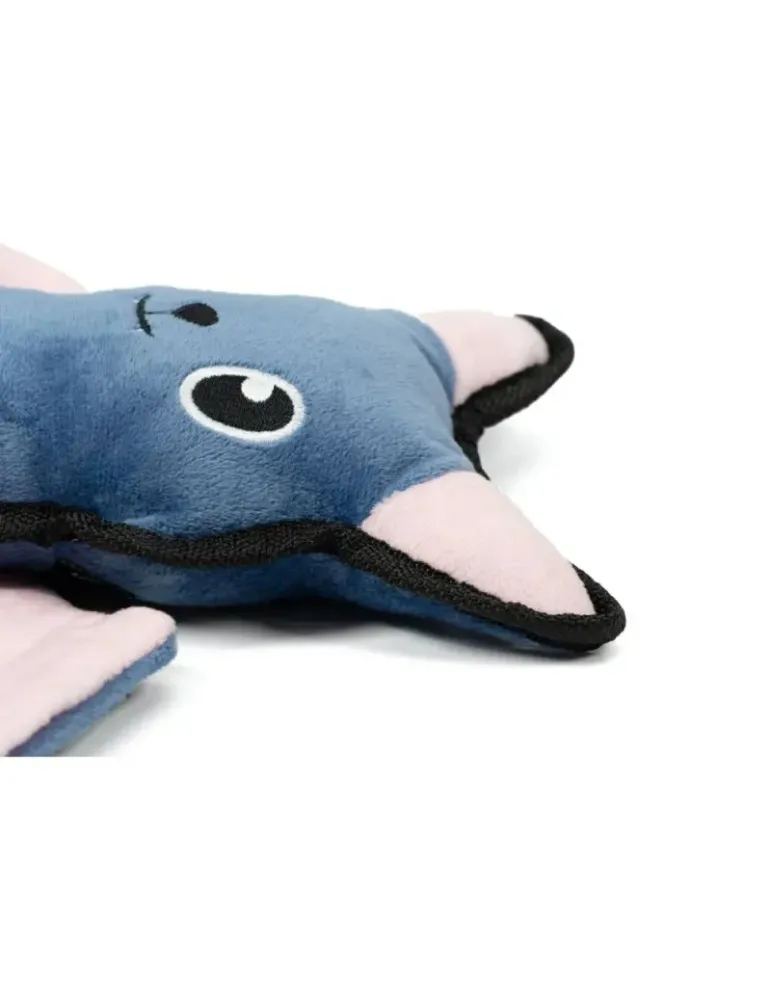 Detalle lateral del peluche murciélago para perro, mostrando oreja rosa, felpa azul y costuras negras reforzadas