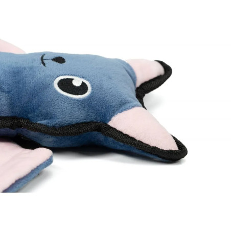 Detalle lateral del peluche murciélago para perro, mostrando oreja rosa, felpa azul y costuras negras reforzadas