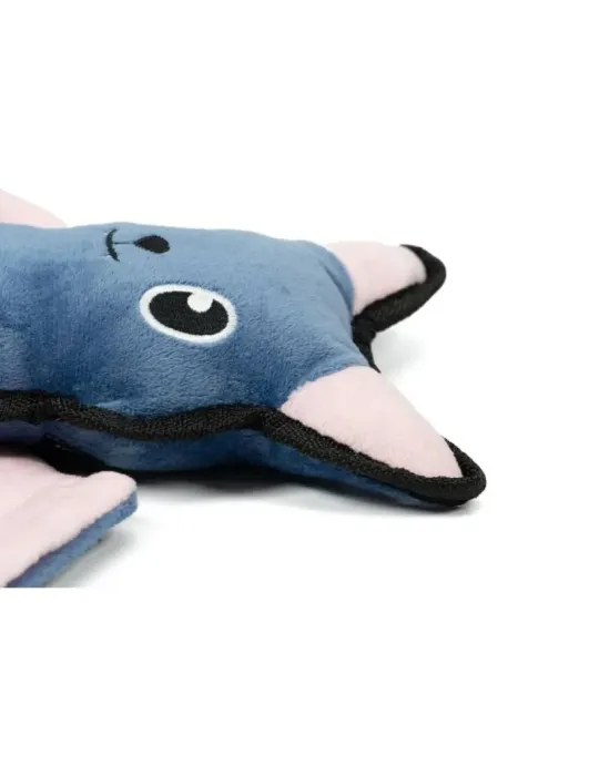 Detalle lateral del peluche murciélago para perro, mostrando oreja rosa, felpa azul y costuras negras reforzadas