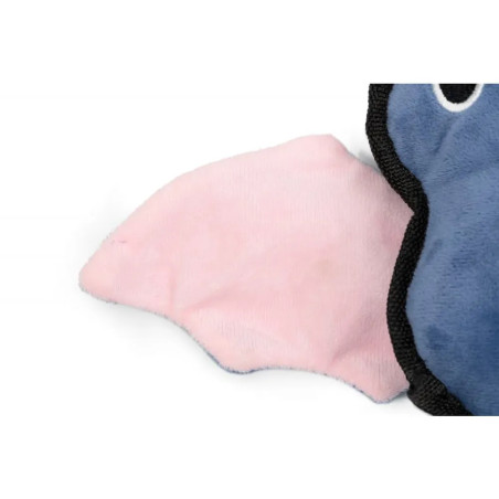 Detalle del ala rosada del peluche murciélago para perros, borde negro reforzado y felpa suave