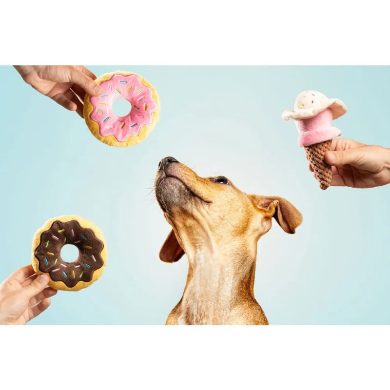 Perro observando donuts y helado de peluche para perros Gloria Pets