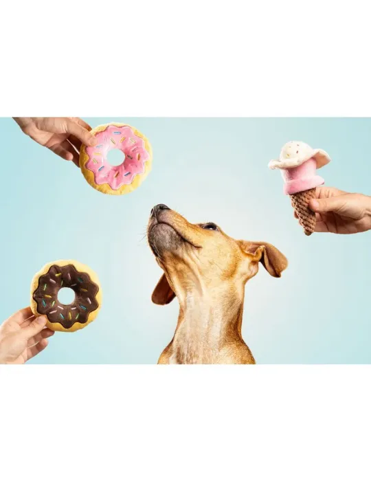 Perro observando donuts y helado de peluche para perros Gloria Pets