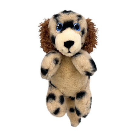 Peluche para perro KONG Comfort Tykes con forma de perrito manchado, sin etiqueta visible.