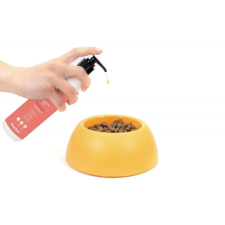 Aceite de salmón Snackys siendo dosificado sobre pienso para perros como suplemento natural rico en omega‑3