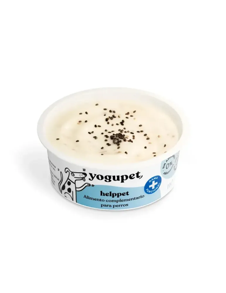 Tarrina abierta de Yogupet Helppet con textura cremosa y topping de semillas, alimento funcional para perros