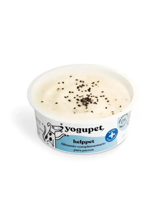 Tarrina abierta de Yogupet Helppet con textura cremosa y topping de semillas, alimento funcional para perros