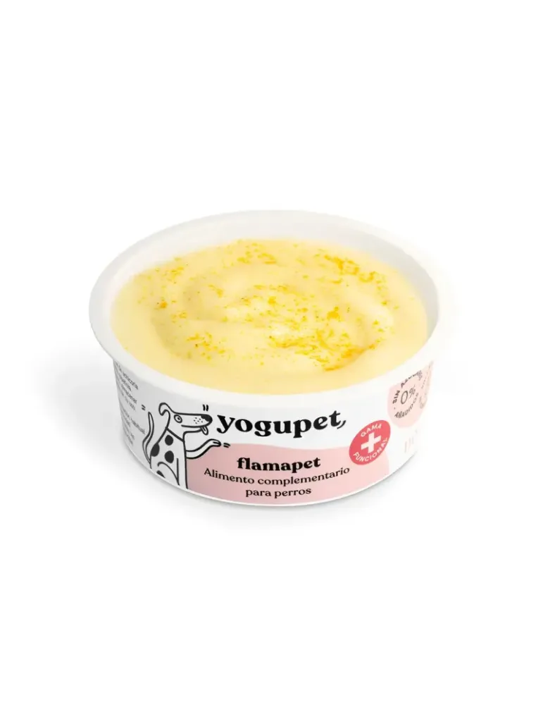 Tarrina abierta de Yogupet FlamaPet con textura cremosa y topping amarillo, alimento funcional para perros