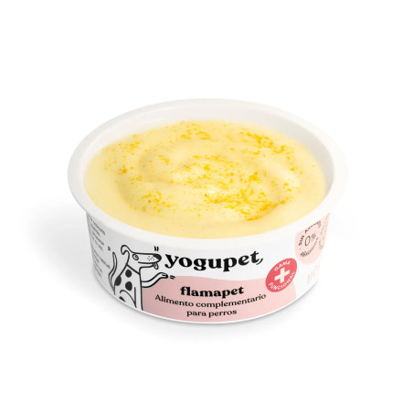 Tarrina abierta de Yogupet FlamaPet con textura cremosa y topping amarillo, alimento funcional para perros