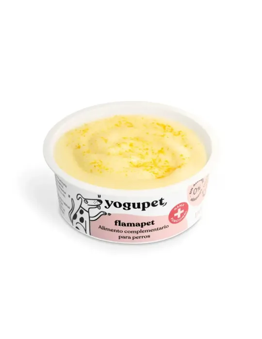 Tarrina abierta de Yogupet FlamaPet con textura cremosa y topping amarillo, alimento funcional para perros