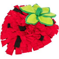 Alfombra olfativa para perros en forma de fresa, hecha de tela polar roja con detalles verdes y negros.