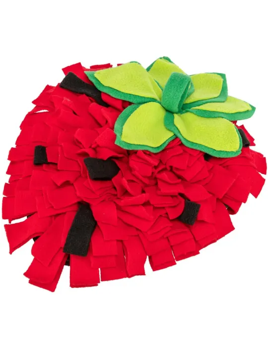 Alfombra olfativa para perros en forma de fresa, hecha de tela polar roja con detalles verdes y negros.