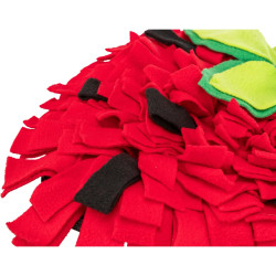 Alfombra olfativa para perros en forma de fresa, hecha de tela polar roja con detalles verdes y negros. 2