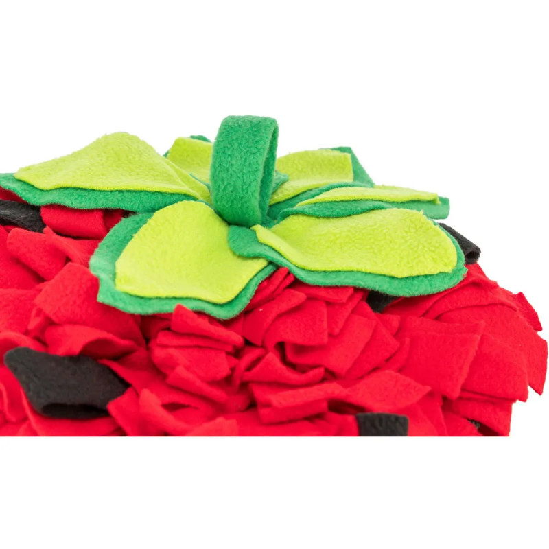 Detalle de las hojas verdes de la alfombra olfativa en forma de fresa para perros.