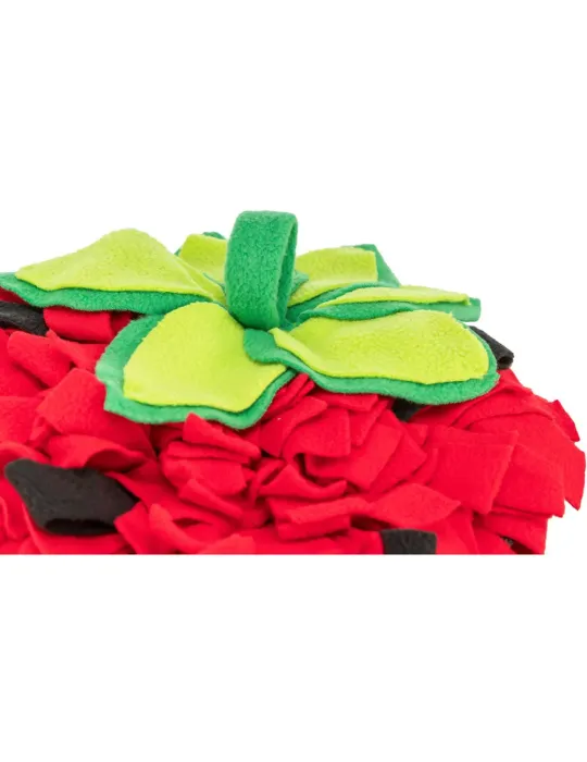 Detalle de las hojas verdes de la alfombra olfativa en forma de fresa para perros.
