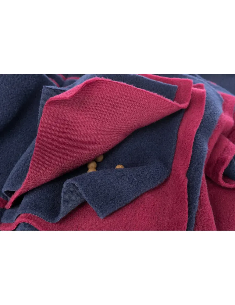 Detalle de alfombra olfativa para perros con croquetas escondidas entre pliegues de tela.