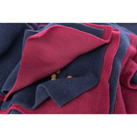 Detalle de alfombra olfativa para perros con croquetas escondidas entre pliegues de tela.