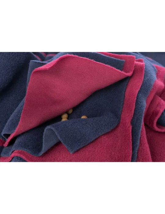 Detalle de alfombra olfativa para perros con croquetas escondidas entre pliegues de tela.