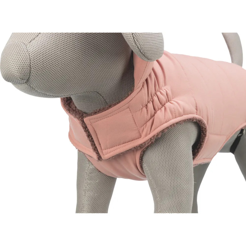 Detalle del abrigo para perro Trixie Lesmont color albaricoque, vista del cierre de velcro en el cuello
