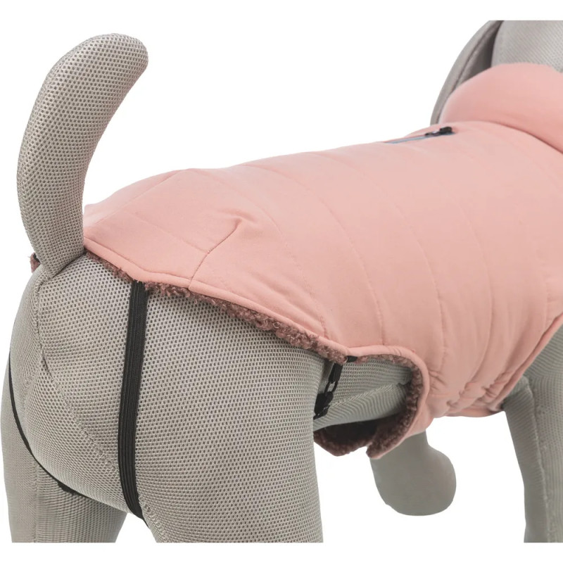 Vista trasera del abrigo para perro Trixie Lesmont color albaricoque, con sujeción elástica en las patas