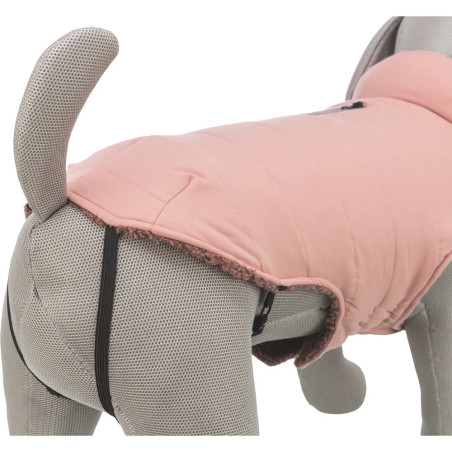 Vista trasera del abrigo para perro Trixie Lesmont color albaricoque, con sujeción elástica en las patas