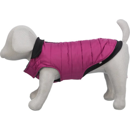 Abrigo para perro Trixie Arlay color cereza talla M 45 cm, vista lateral sobre maniquí